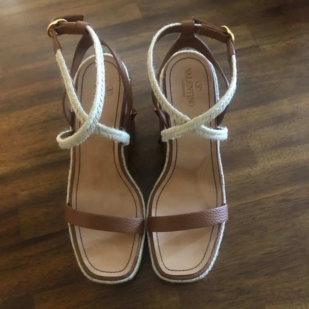 NIB $1150 Valentino Garavani Roman Stud Quilted Wedge Espadrilles in size 8/38!